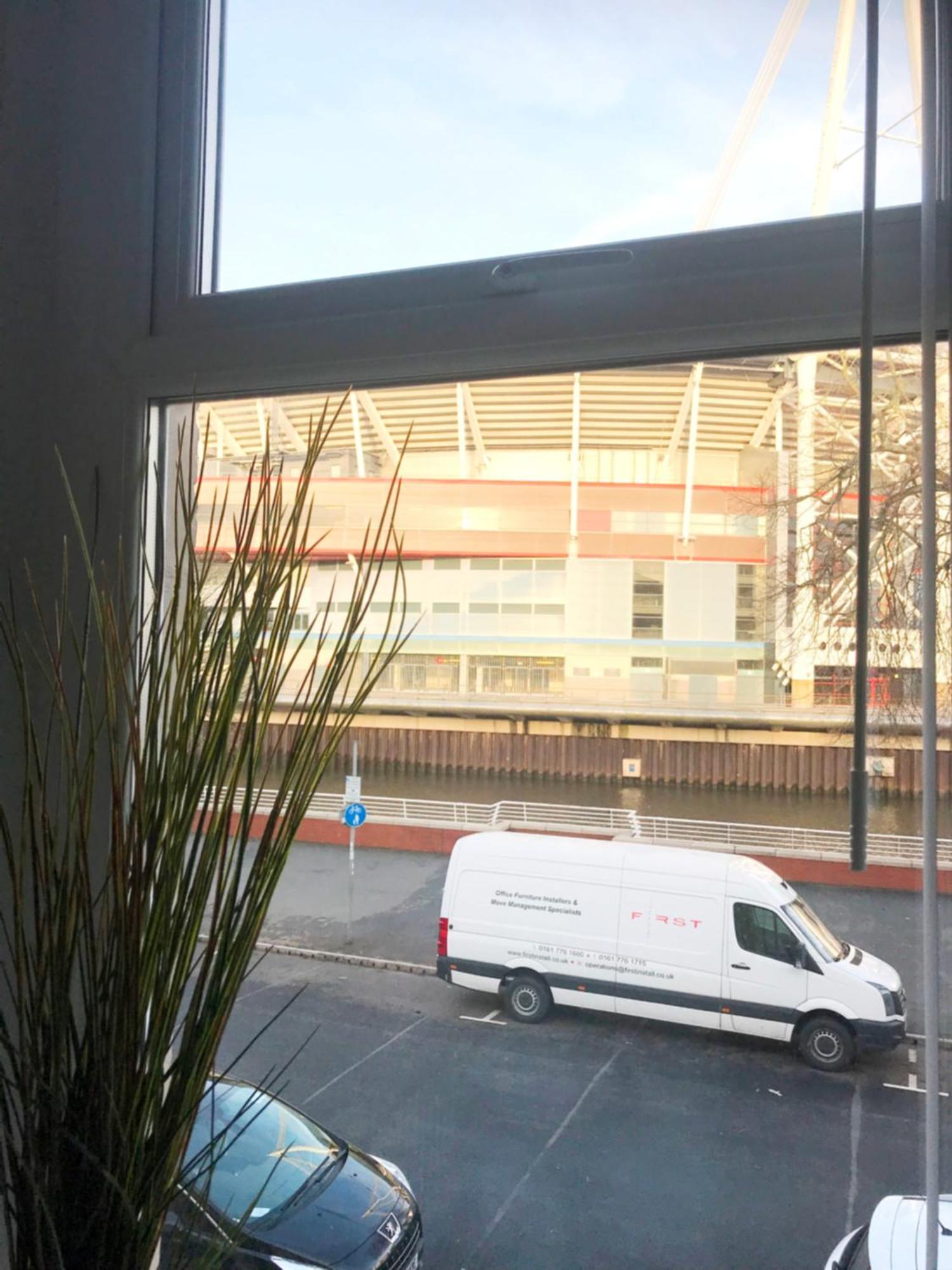 1 Fitzhamon Embankment Apartments Opposite Principality Stadium - Long Stay Offer Кардиф Екстериор снимка